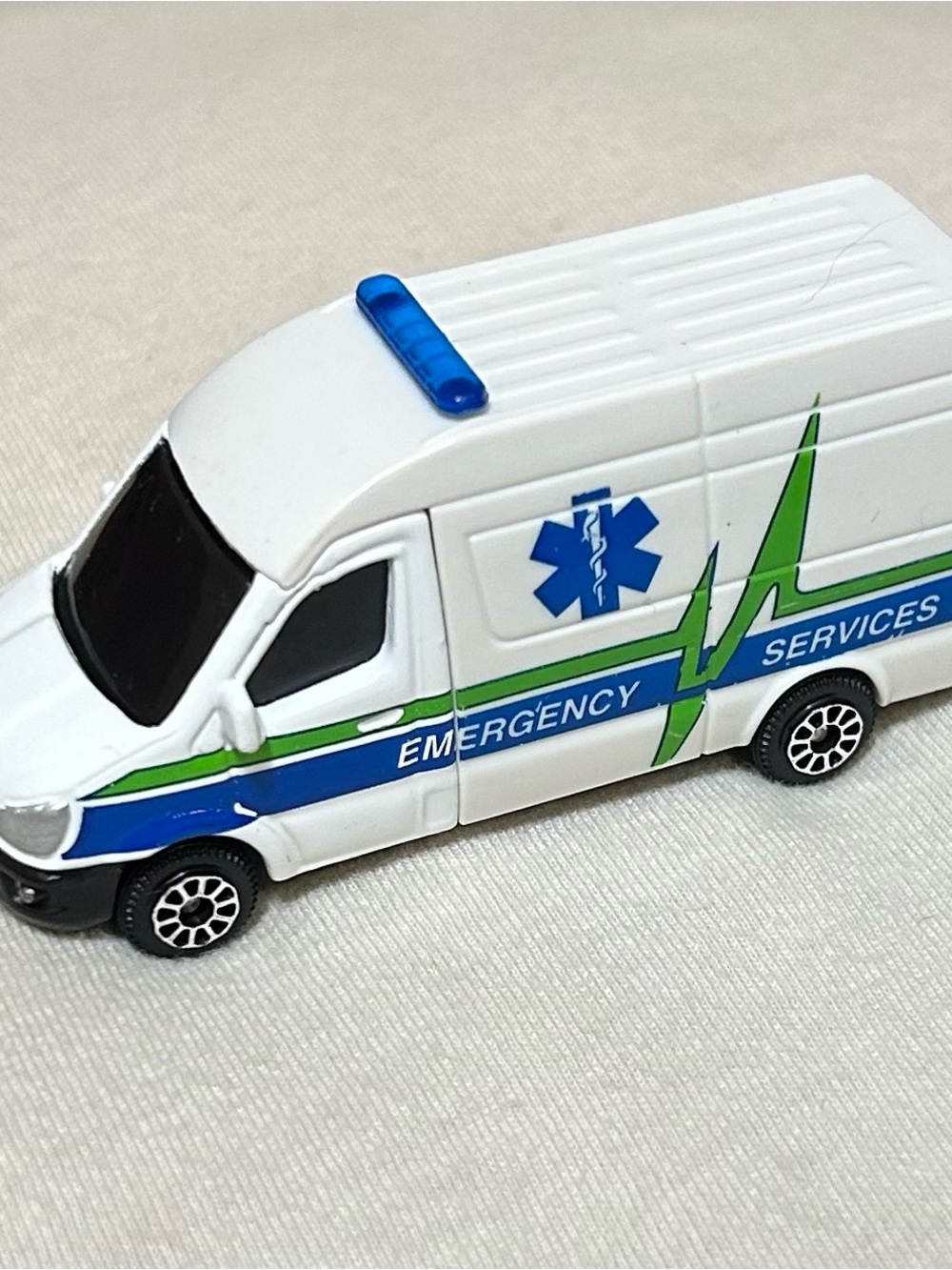 Maisto Diecast Emergency Services Ambulance White Van